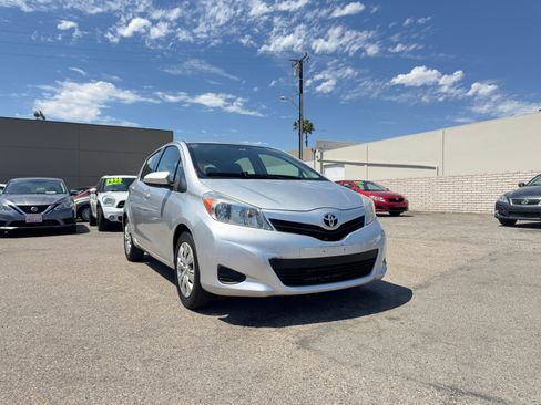Used 2012 Toyota Yaris 4-Door Hatchback FWD image 12