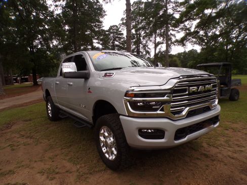 Used 2026 RAM 2500 4x4 Crew Cab Laramie image 3