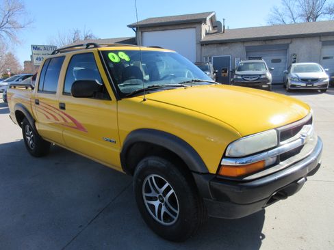 Used 2004 Chevrolet S10 Pickup LS image 2
