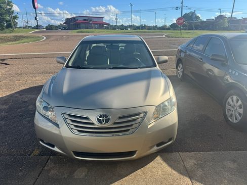 Used 2009 Toyota Camry V6 FWD image 2