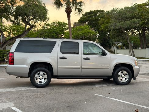 Used 2008 Chevrolet Suburban 4WD image 6
