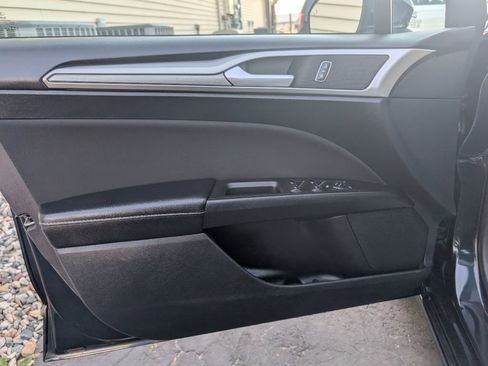 Used 2020 Ford Fusion SE image 12