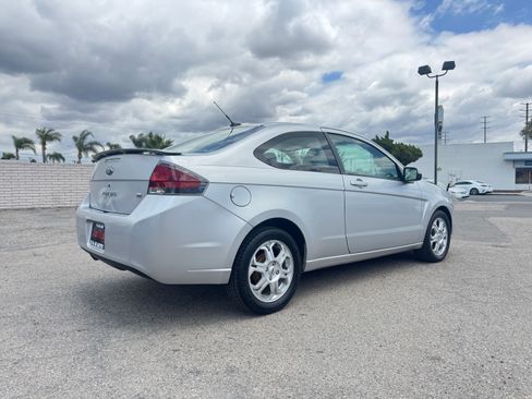 Used 2009 Ford Focus SE Coupe FWD image 9