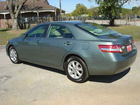 Used 2011 Toyota Camry LE image 2
