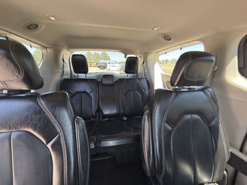 Used 2022 Chrysler Pacifica Touring-L FWD image 12