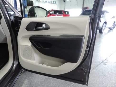 Used 2020 Chrysler Pacifica Touring-L Plus image 21