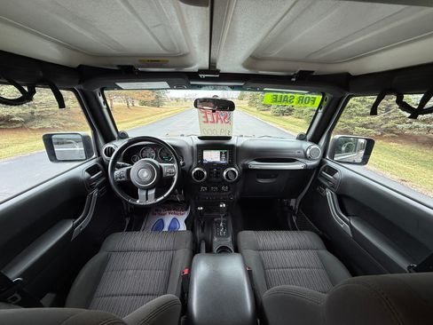 Used 2012 Jeep Wrangler Unlimited Rubicon image 13