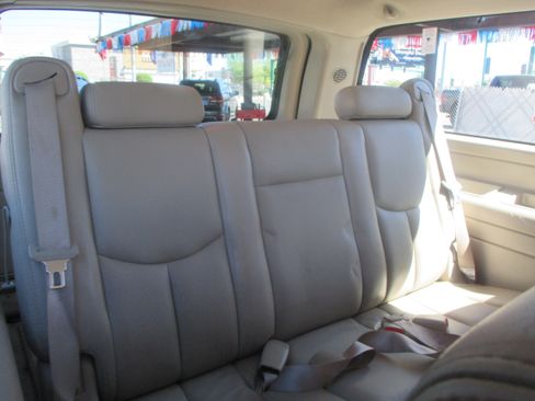 Used 2005 Cadillac Escalade ESV Premium image 14