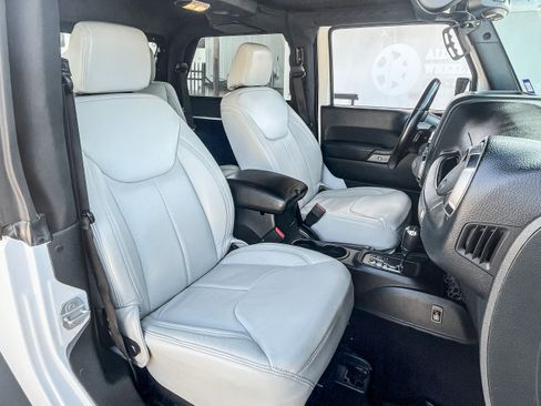 Used 2018 Jeep Wrangler Arctic image 9