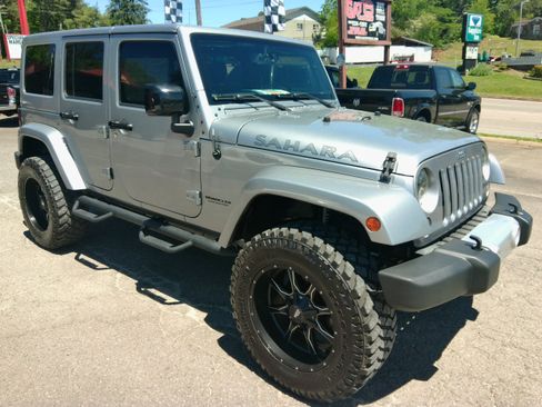 Used 2015 Jeep Wrangler 4WD Unlimited Sahara image 6