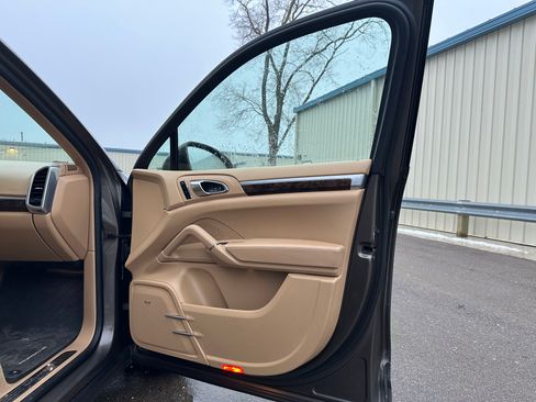 Used 2016 Porsche Cayenne image 33