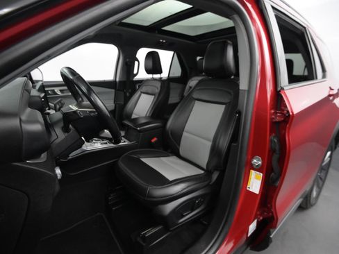 Used 2022 Ford Explorer XLT image 34
