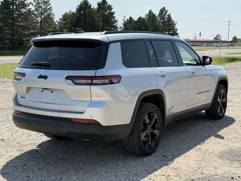 Used 2023 Jeep Grand Cherokee L Laredo image 3
