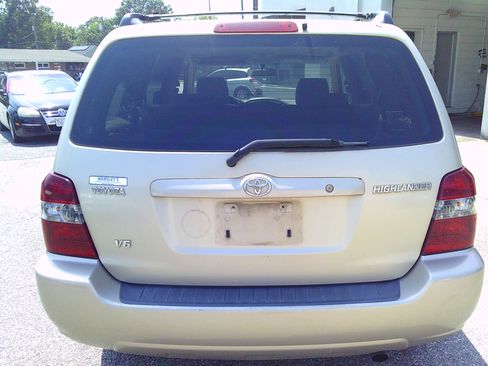 Used 2005 Toyota Highlander 2WD V6 w/ 3rd Row image 4