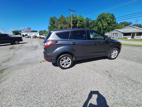 Used 2017 Ford Escape 4WD SE image 2