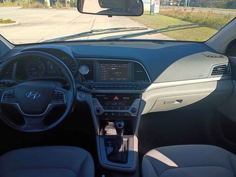 Used 2017 Hyundai Elantra SE image 3