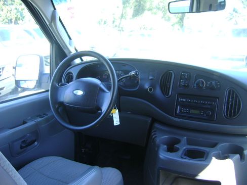 Used 2003 Ford E-350 and Econoline 350 Club Wagon image 8