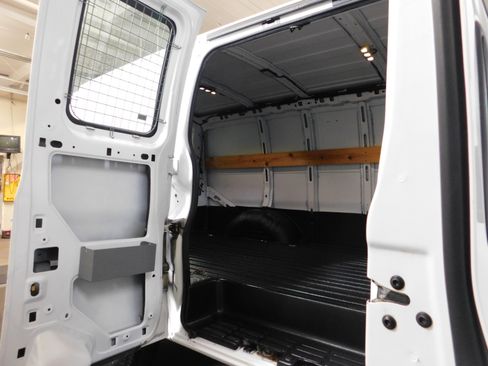 Used 2015 Chevrolet Express 2500 image 21