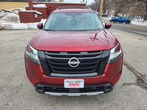Used 2024 Nissan Pathfinder SL image 1