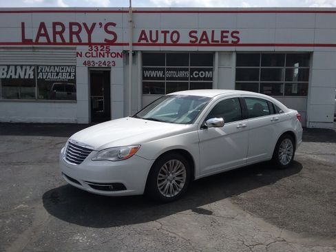 Used 2013 Chrysler 200 Limited image 1