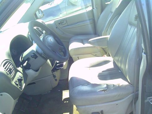 Used 2007 Chrysler Town & Country Touring image 5