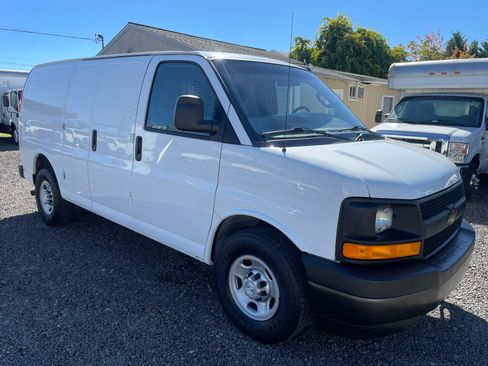 Used 2017 Chevrolet Express 2500 image 3