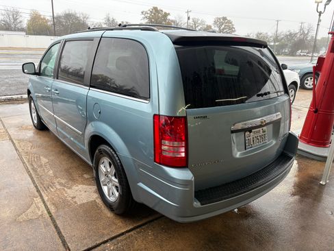 Used 2010 Chrysler Town & Country Touring image 3