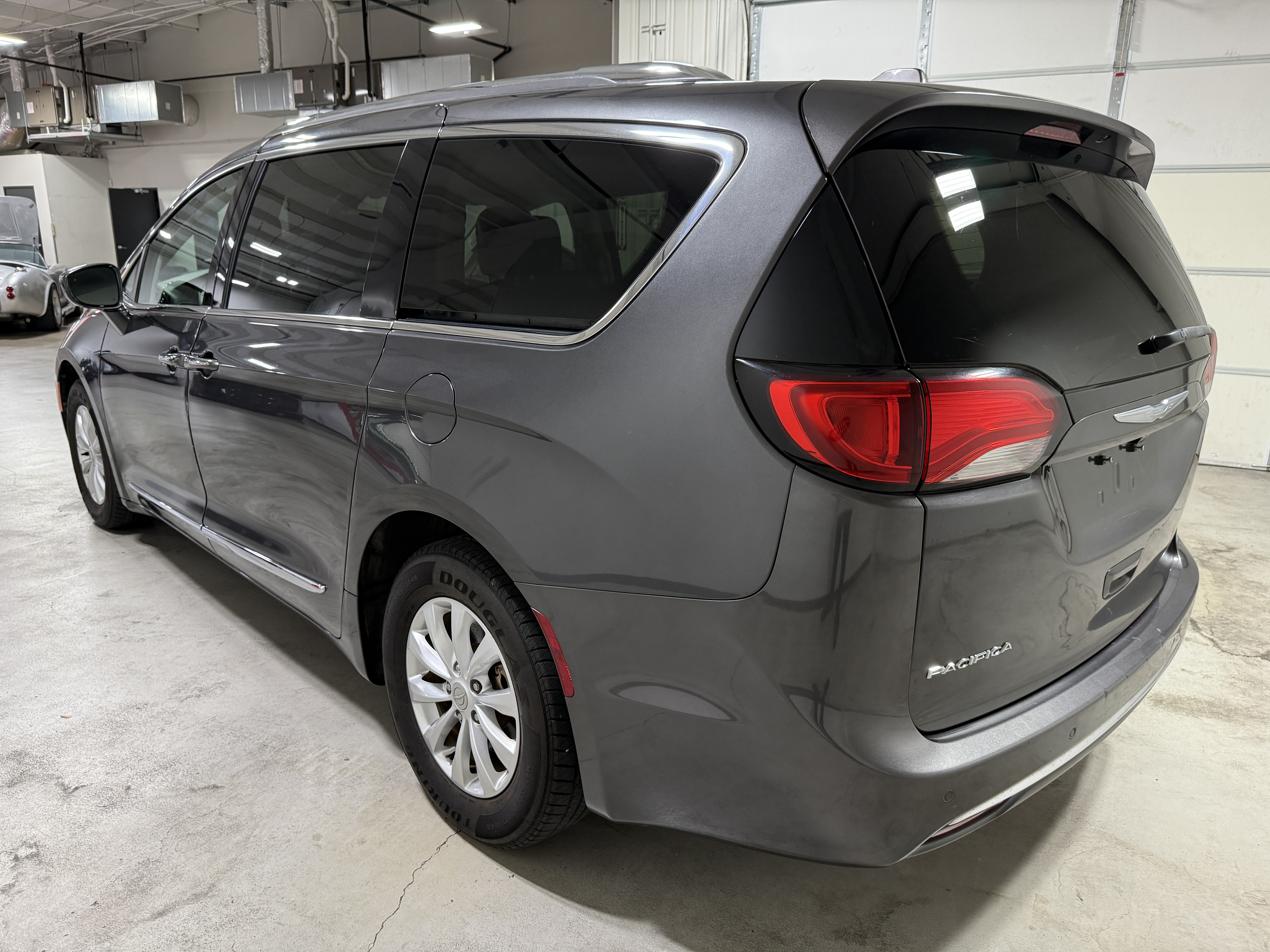 Used 2018 Chrysler Pacifica Touring-L FWD image 8