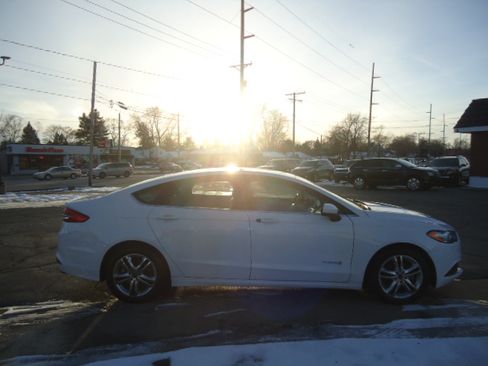 Used 2018 Ford Fusion SE image 4