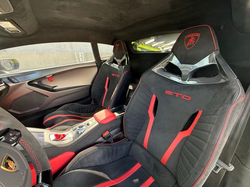 Used 2022 Lamborghini Huracan STO image 11