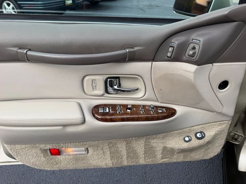 Used 1997 Lincoln Town Car Signature RWD image 4