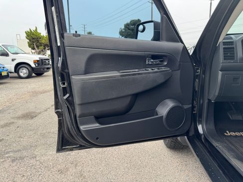 Used 2012 Jeep Liberty Sport image 23