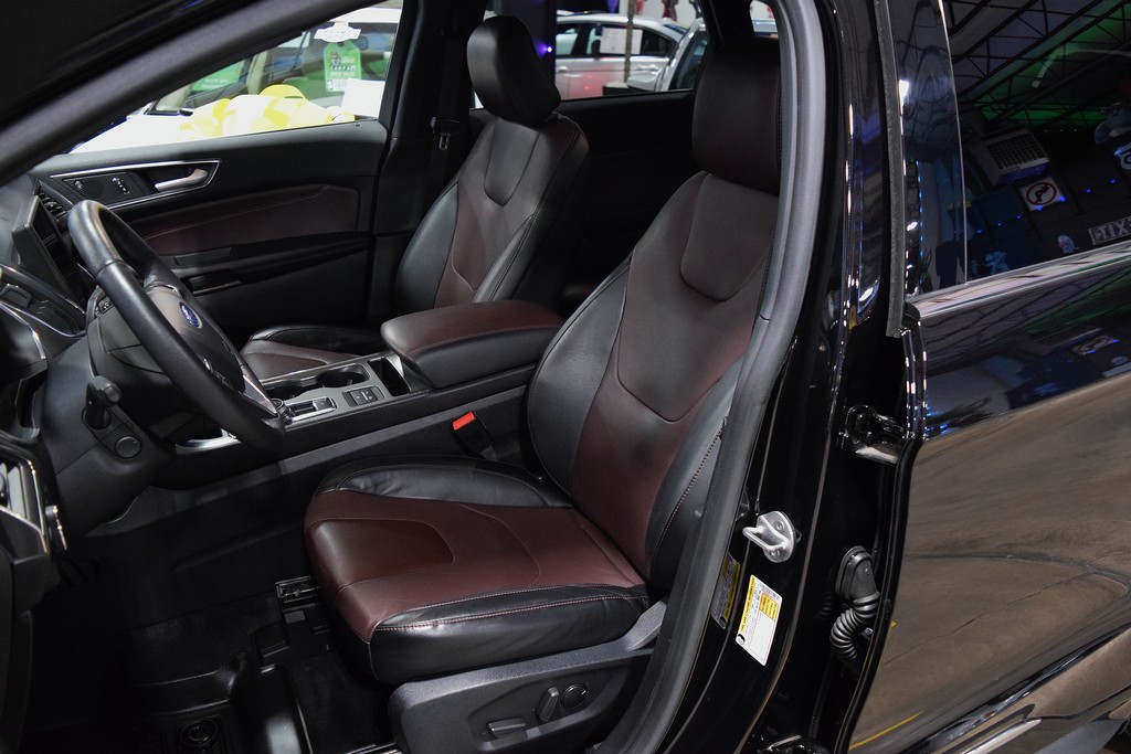 Used 2021 Ford Edge Titanium FWD image 18