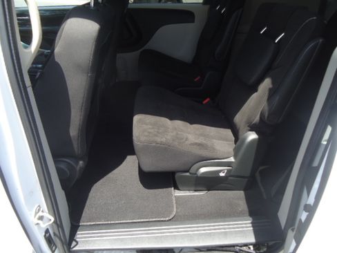 Used 2017 Dodge Grand Caravan SE FWD image 12
