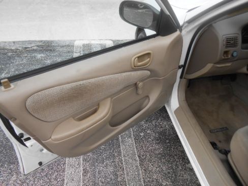 Used 2002 Toyota Corolla CE FWD image 8