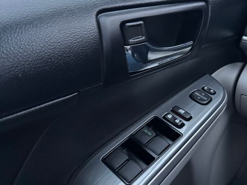 Used 2013 Toyota Camry LE image 16