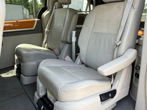Used 2009 Chrysler Town & Country Limited FWD image 12