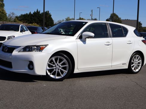 Used 2013 Lexus CT 200h image 2