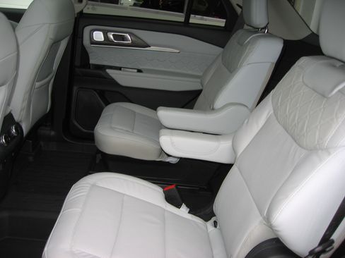 Used 2025 Ford Explorer Platinum image 6