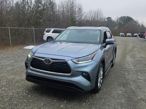 Used 2021 Toyota Highlander Limited image 1