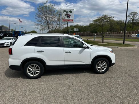 Used 2015 Kia Sorento FWD LX V6 image 4