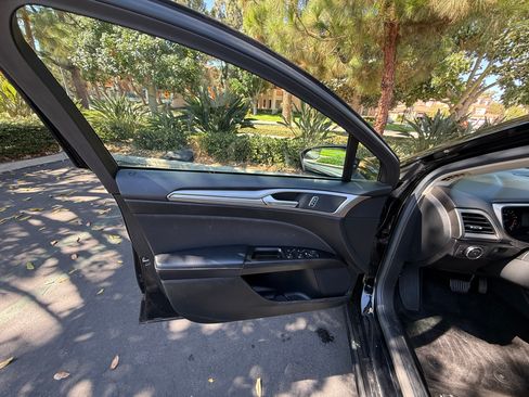 Used 2017 Ford Fusion SE FWD image 8