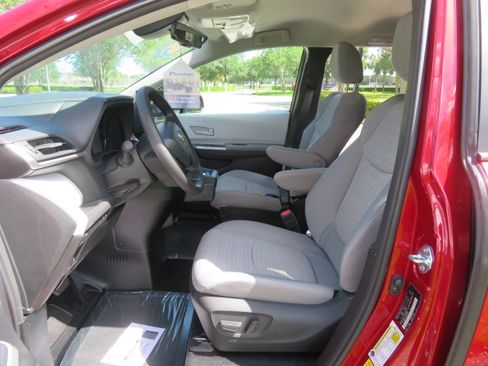 Used 2026 Toyota Sienna LE FWD image 32