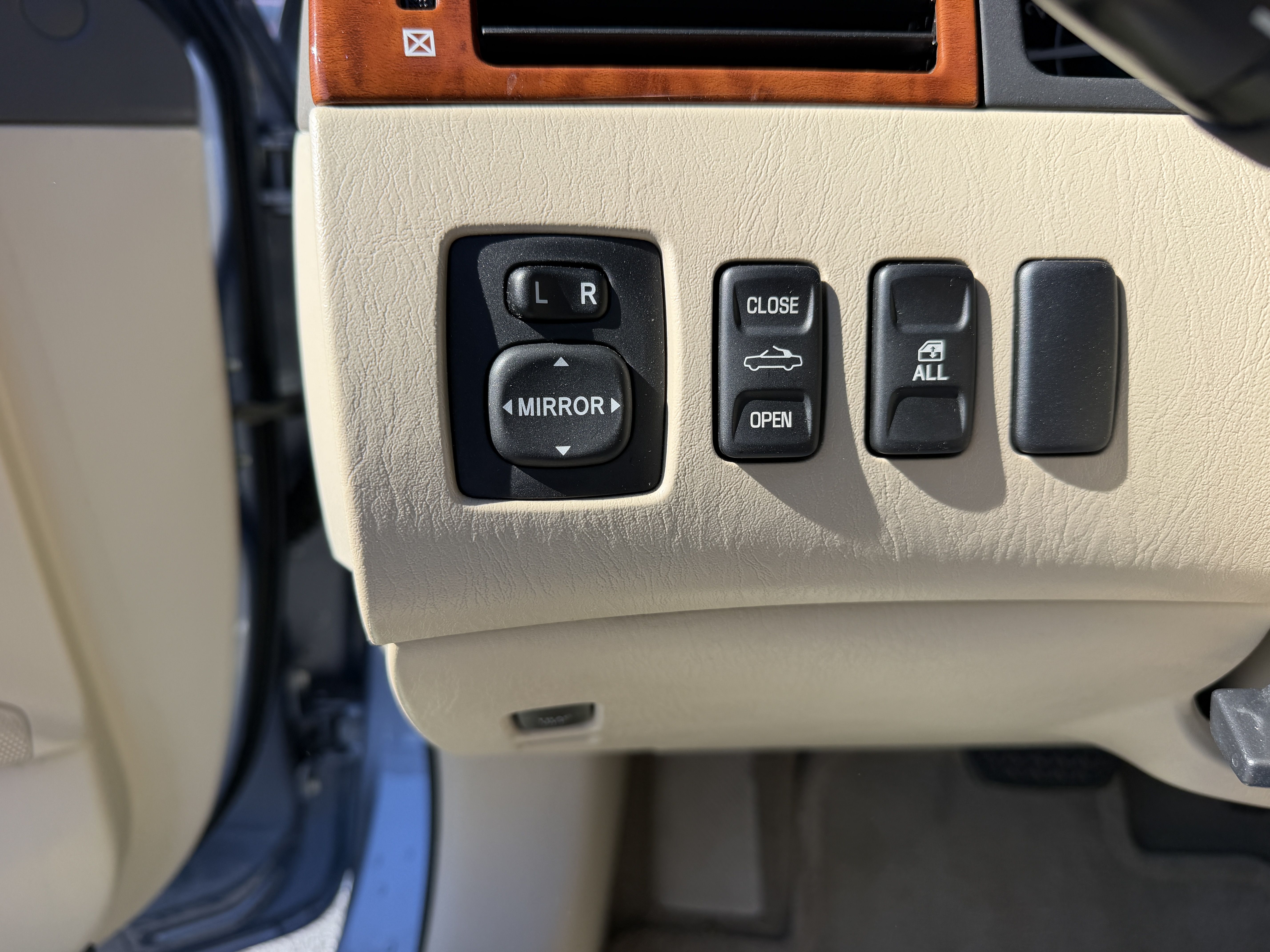 Used 2008 Toyota Solara SLE Convertible FWD image 7