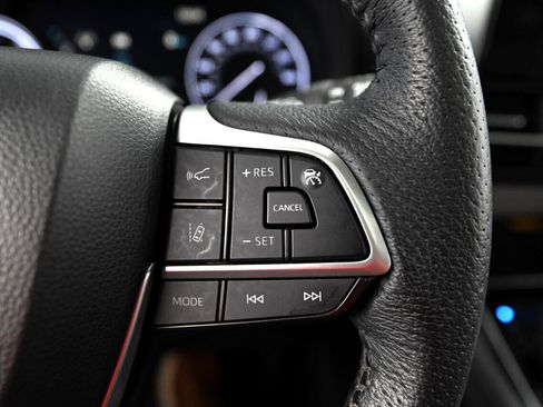 Used 2022 Toyota Sienna Limited image 38