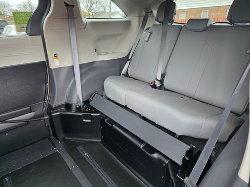 Used 2022 Toyota Sienna XLE image 14