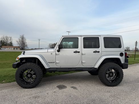 Used 2012 Jeep Wrangler Unlimited Sahara AWD/4WD image 2