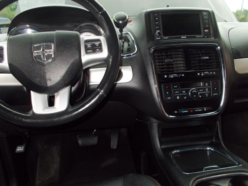 Used 2018 Dodge Grand Caravan GT FWD image 16