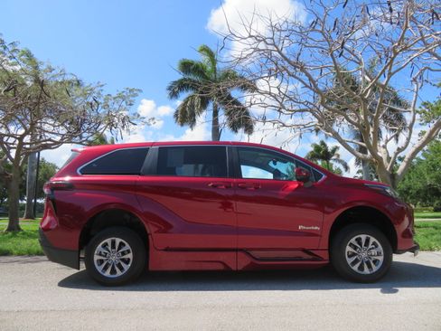 Used 2026 Toyota Sienna LE FWD image 5