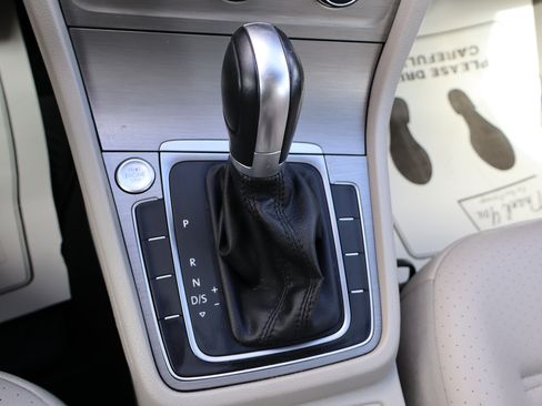 Used 2016 Volkswagen Golf SE image 28